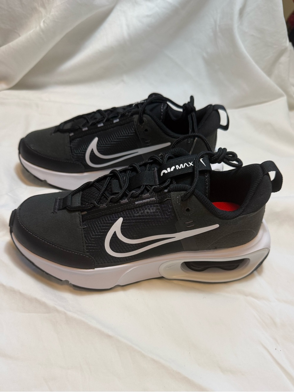 *NWT* Nike Air Max INTRLK  Black and White Low-Top Sneakers Size 7